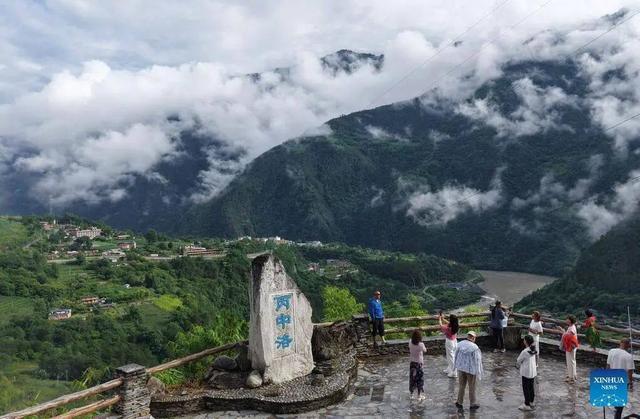曲靖“清凉之旅”引国际传播关注！游客共舞图获人民日报英文版与Alamy全球展示
