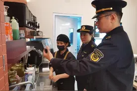 上海一奶茶店被查！竟违规使用这种食品添加剂，“太黑了”图片