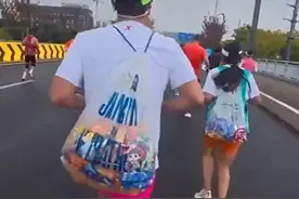 苏州马拉松两选手被曝拿走大量补给，组委会回应：道德问题，不取消成绩图片