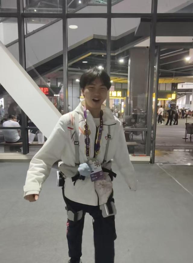 进博会志愿者“小叶子”穿戴外骨骼，腿部肌肉疲劳度降低超25%