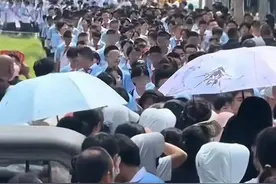 疯狂！山东一中学初一新生94个班，家长接娃像找针；教体局：学校会有相应措施图片