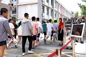 中考今日开考，“成都造”机器人现场送祝福，还免费提供这些服务→图片