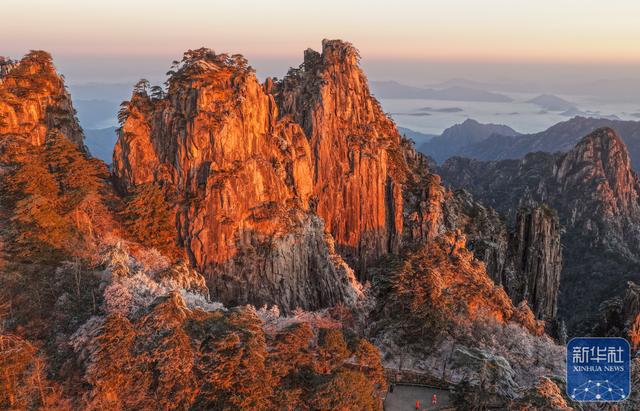 安徽黄山：雪霁日出映奇峰