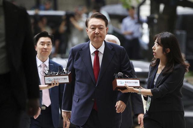尹锡悦患可致盲眼病 戴手铐外出就医