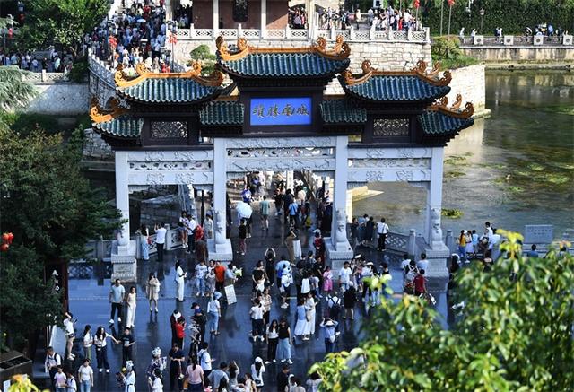 双节同庆迎客170万，南明文旅市场“热”力全开