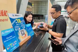 白云机场新增服务台，便利入境宾客用移动支付图片