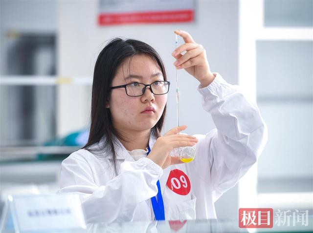 组图|60双专注眼神“探寻真实数据”，湖北化学检验员决赛燃动江城
