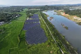 长河岸边的“黑金宝藏”图片