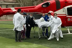 一架直升机，紧急降落武大操场!图片