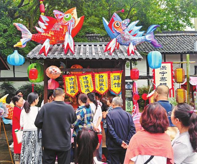 四川多个景区再迎“客满”