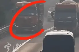 有人拎灭火器，有人拎水桶，高速公路上这场接力救火很给力图片