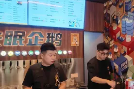从食客到店长，95后店主为啥被外带啤酒“圈粉”？丨烟火气·小微力量图片