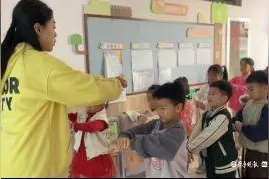 柳园街道中心幼儿园开展防踩踏应急演练图片