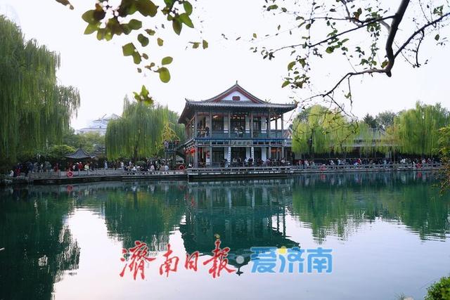 一年四季 泉在济南丨斑斓秋色映清泉！济南五龙潭深秋景致引客来