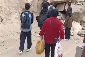 学生攀爬堵路巨石上学令人揪心，当地回应：系道路施工偶发特殊状况图片