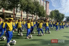 足球接力、滚球大战……足球嘉年华里家长和萌娃齐参与图片