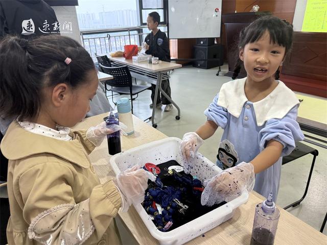 双节·畅游｜宿迁市民玩转“书香假期” 图书馆里扎染观影忙