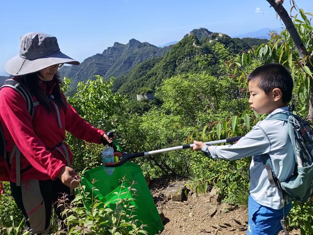 京城妈妈带娃“捡”出全国殊荣，七年净山拾荒1600公斤