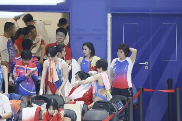 全红婵时隔五月重返赛场，出战女子团体双人10米台，第一跳结束后排名第一，看台上都是为她加油的海报