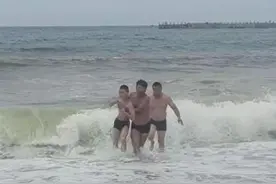 海滩救人大哥急寻被救者出证明， 网友：全网为你证明！图片