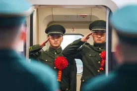 “柳州等我回来吃螺蛳粉！”百余名退伍老兵挥泪告别柳州图片