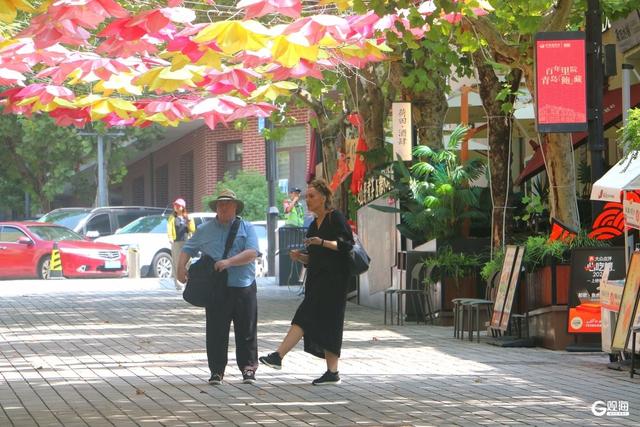 青岛历史城区“圈粉”老外：一砖一景皆风情