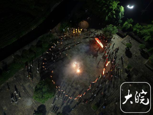 徽州千年古村夏夜：鱼灯穿街巷，烟花照黛瓦