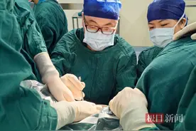 月经量增多警惕子宫肌瘤，妇科专家微创巧“剥”巨大子宫黏膜下肌瘤图片