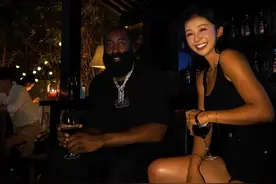 😍张曼源晒与哈登的合照：欢迎回家图片