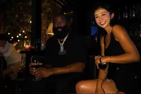 😍张曼源晒与哈登的合照：欢迎回家图片