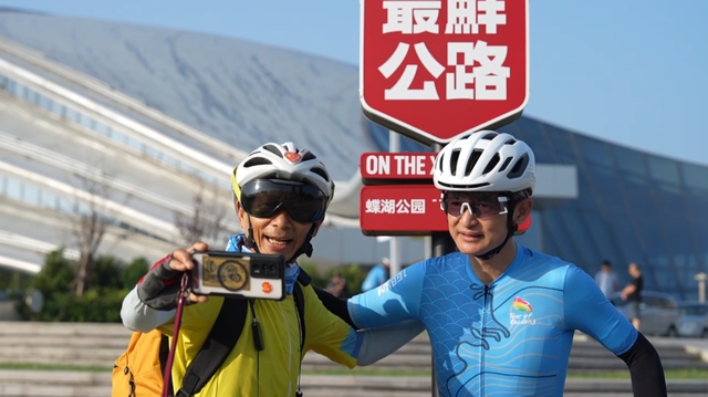 今天，他们在启东“最鲜公路”向祖国深情告白