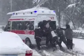 济南6名大学生暴雪中徒手推救护车，学校：将进行表彰图片
