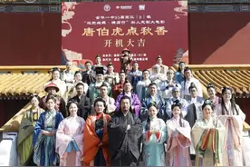 看完花絮已笑中带泪！高中毕业30年后，他们在横店包了一日剧组拍短剧图片