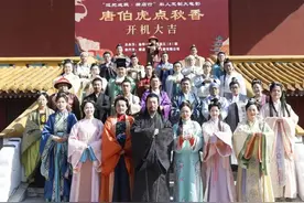 看完花絮已笑中带泪！高中毕业30年后，他们在横店包了一日剧组拍短剧图片