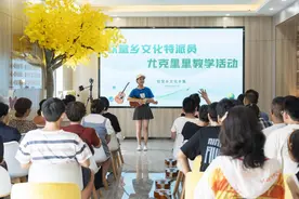 让村民“学有所乐”更“学有所获” 钦堂乡文化特派员开展尤克里里教学图片