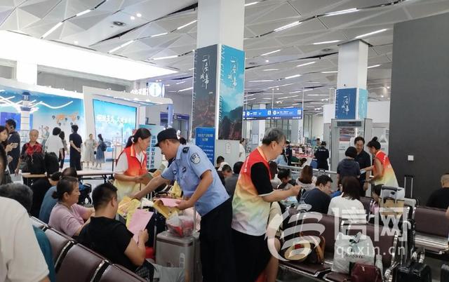 “海上旅游 文明‘邮’你” 市北区“志愿红”携手港航“警察蓝”倡导邮轮文明旅游