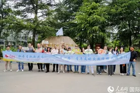 “一带一路”青年友好交流活动记者走进洛阳 打卡国家牡丹园图片