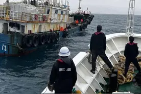 争分夺秒！嵊泗医生奔赴外海救助受伤渔民图片