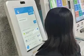 彭州首家AI导诊在中医医院上岗，患者：好方便！图片