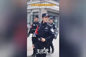 00后女警巡逻尽显巾帼之气 手扶装备 随时待命！图片