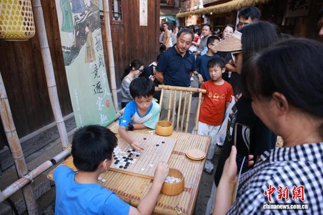 浙江桐乡：濮院时尚古镇 “宋韵”醉游人