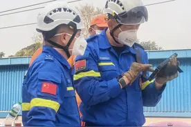中国蓝天救援队成功救出1名缅甸地震幸存者图片