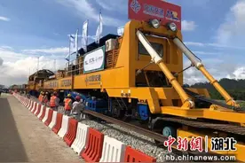 马来西亚东海岸铁路正式铺轨 采用中国制造智能铺轨机组图片