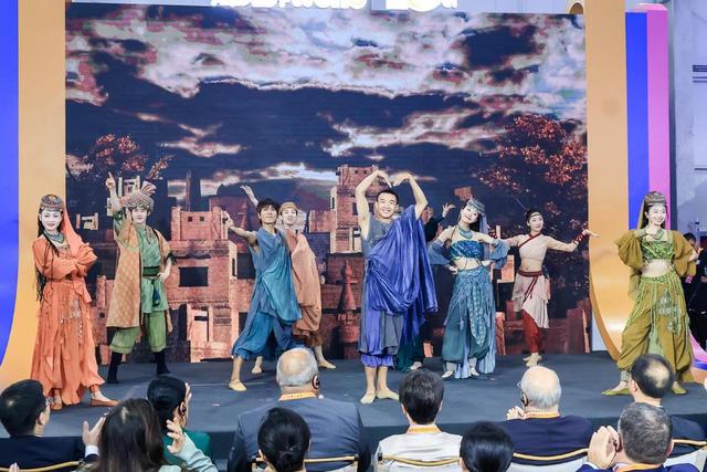 第十届 “炫彩世界” 文化展示交流活动启幕——以文明互鉴之笔绘就“一带一路” 人文交流