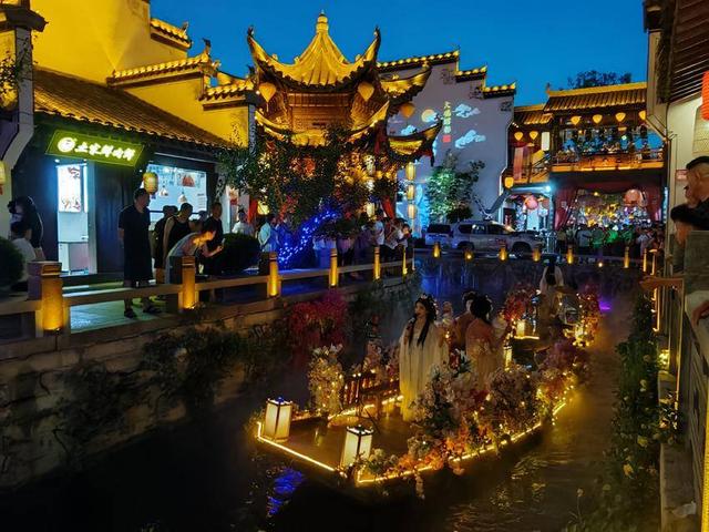 云梦：“狂人夏浪季”万人夜游祥云湾