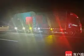 海南高速上惊现“神操作”！两货车在应急车道“背对背”卸货图片