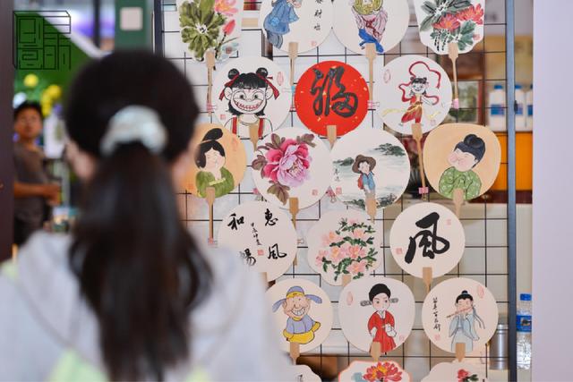 2025创意云南文博会昆滇老字号展：小霸王游戏机、小人书、怀旧歌舞……好玩有趣人气旺