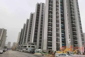 男子买房后发现有便宜40多万的工抵房提出退款后获同意 25.8万元首付款一直未退回图片