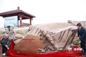 铭刻战火中结下的情谊 东极渔民营救英俘纪念碑揭幕图片