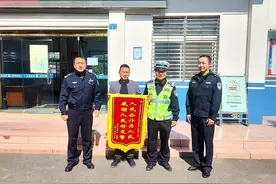 江夏交警逐帧查看视频监控帮受伤老人索赔图片